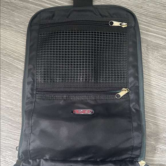 Green Hanging Travel Toiletry Bag - Picture 4 of 6